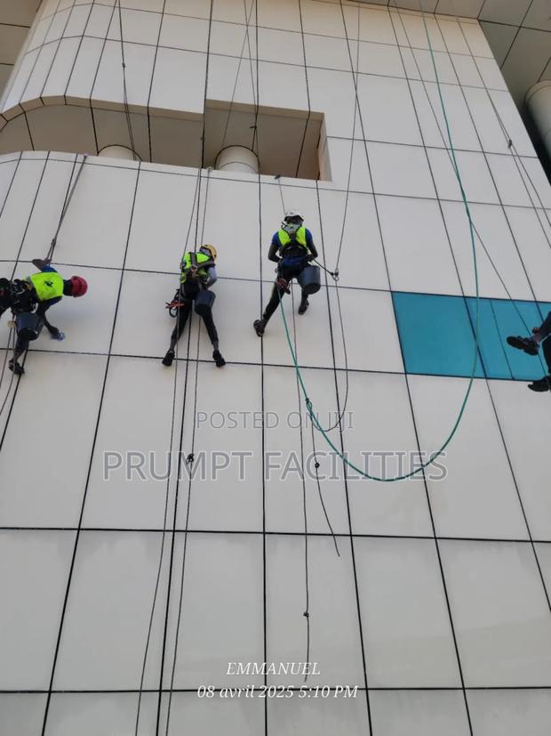 Highrise Window Facade Cleaning · Photo 1