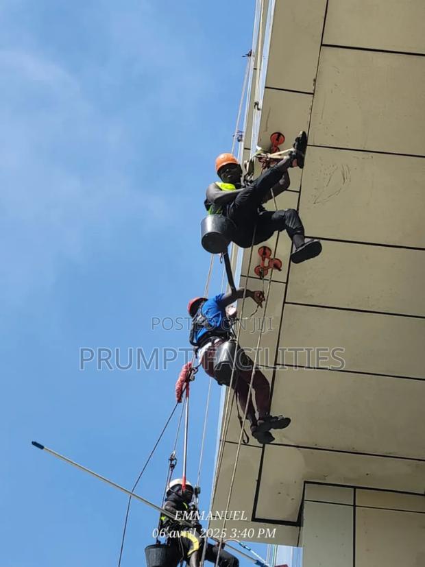 Highrise Window Facade Cleaning · Photo 2
