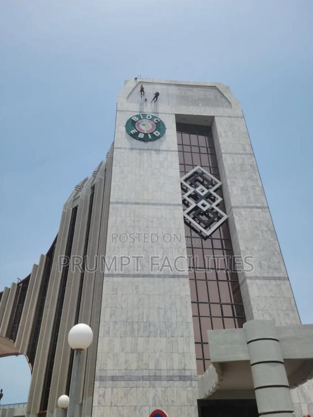 Highrise Window Facade Cleaning · Photo 3