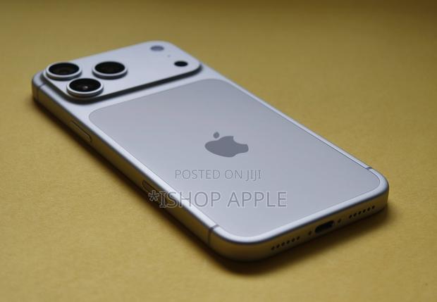 Apple iPhone 17 Pro Max 512 GB White · Photo 2
