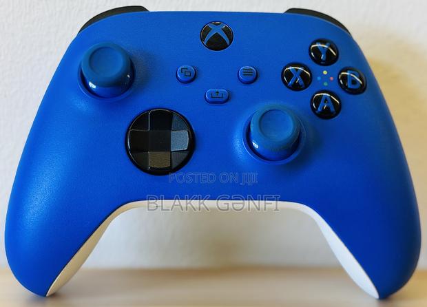 Xbox Series X/S Shock Blue Controller · Photo 1