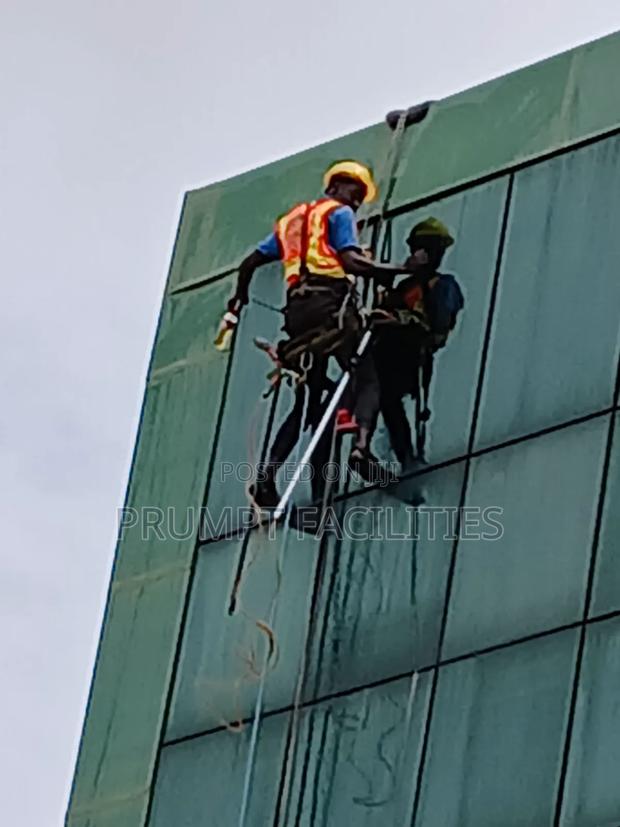Front Window Glass Cleaning · Photo 1