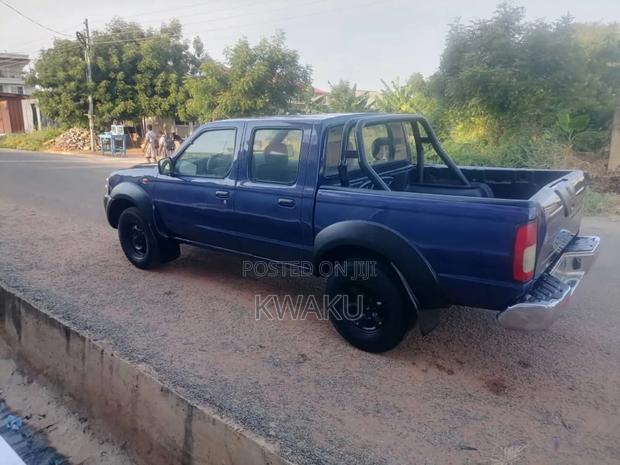 Nissan Hardbody 2010 Blue · Photo 7