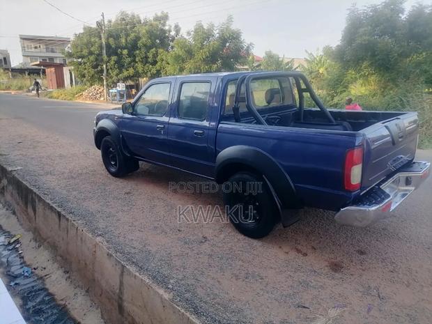 Nissan Hardbody 2010 Blue · Photo 8