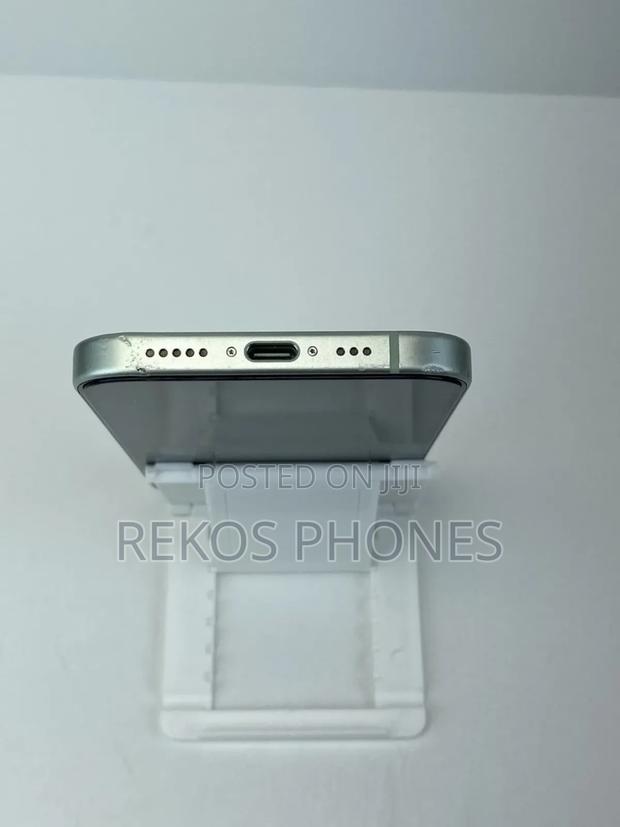 New Apple iPhone 15 128 GB Green · Photo 6