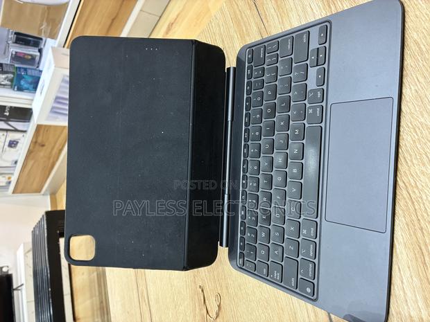 M4 iPad Pro 11inch Magic Keyboard · Photo 1