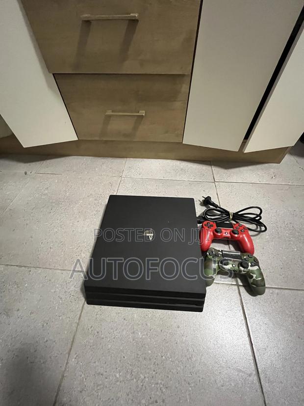 Playstation 4 Pro 1tb · Photo 5