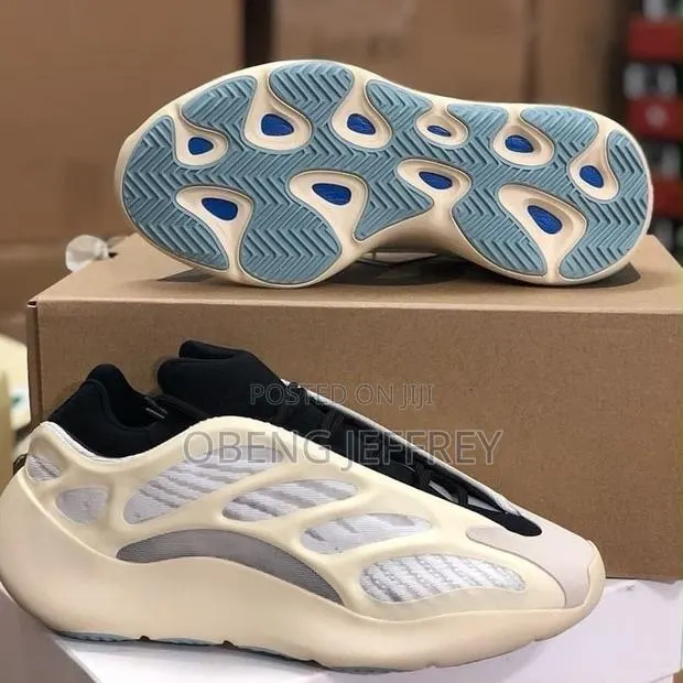 Original Adidas Yeezy 700 V3 Cream-White · Photo 1