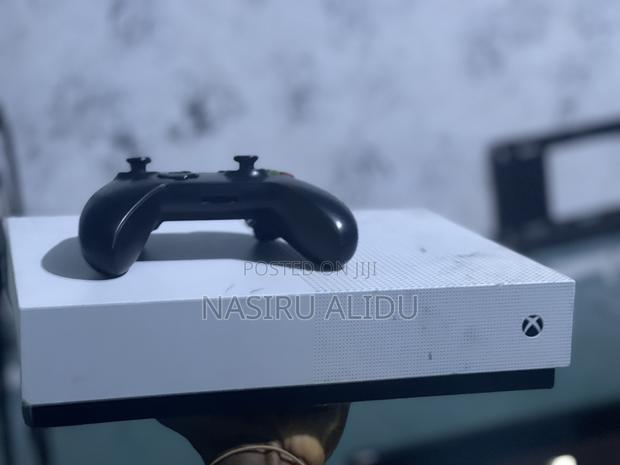 Xbox One S 1tb With 20 Plus Games From Home Use · Photo 2