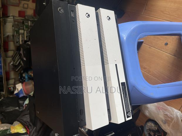 Xbox One S 1tb With 20 Plus Games From Home Use · Photo 4