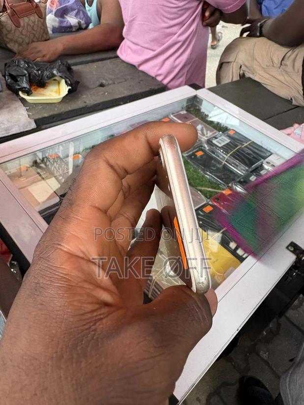 Apple iPhone 7 32 GB Bronze · Photo 4