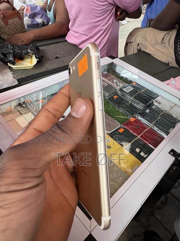 Apple iPhone 7 32 GB Bronze · Photo 3
