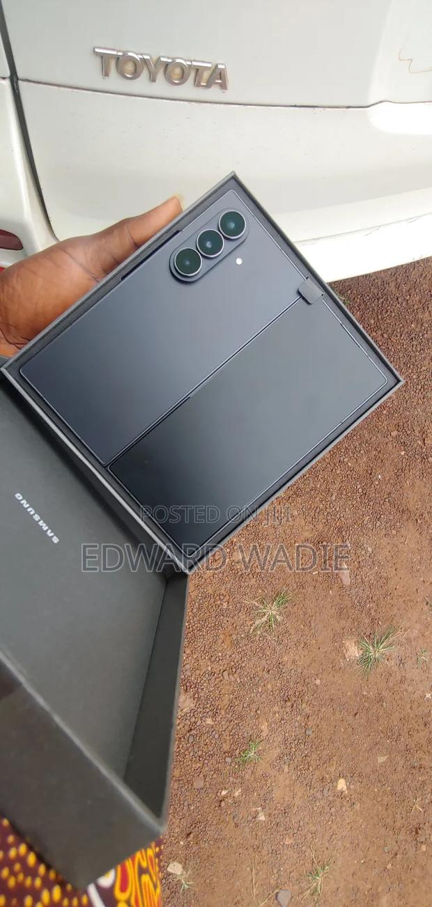 New Samsung Galaxy Z Fold7 256 GB Black · Photo 2