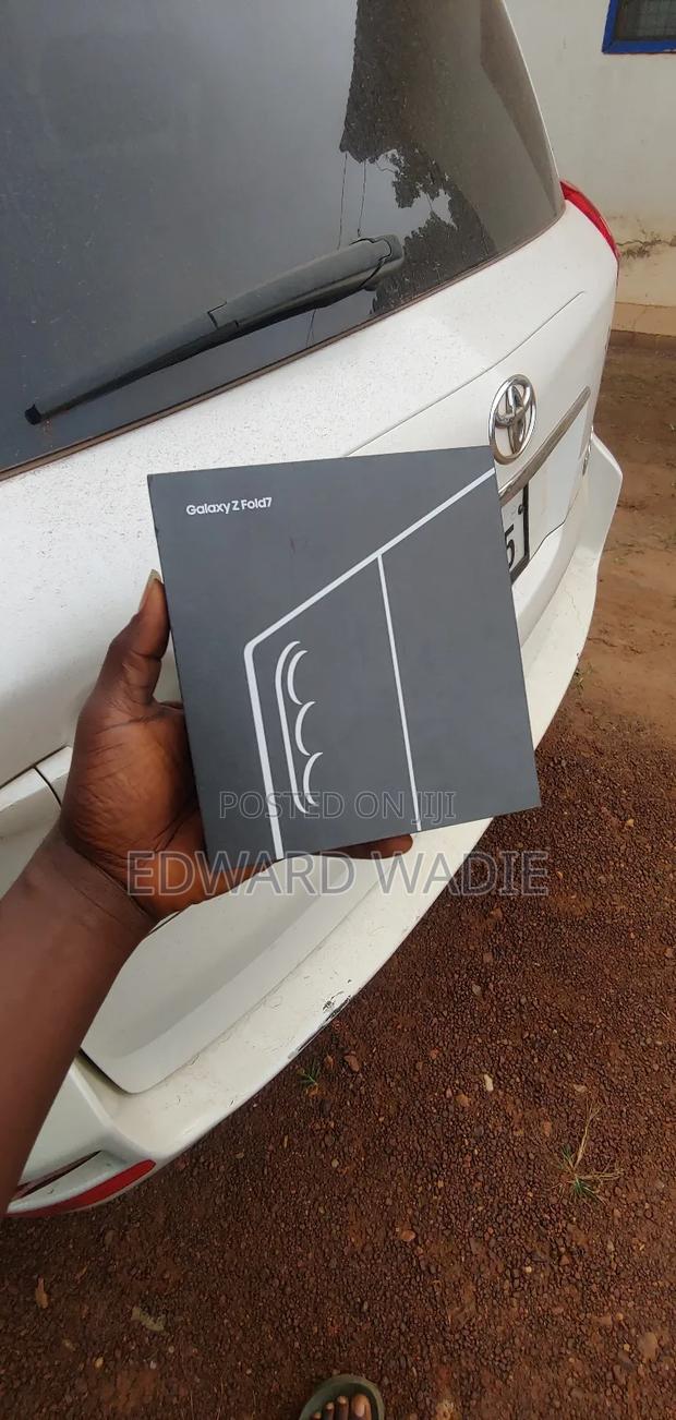 New Samsung Galaxy Z Fold7 256 GB Black · Photo 3