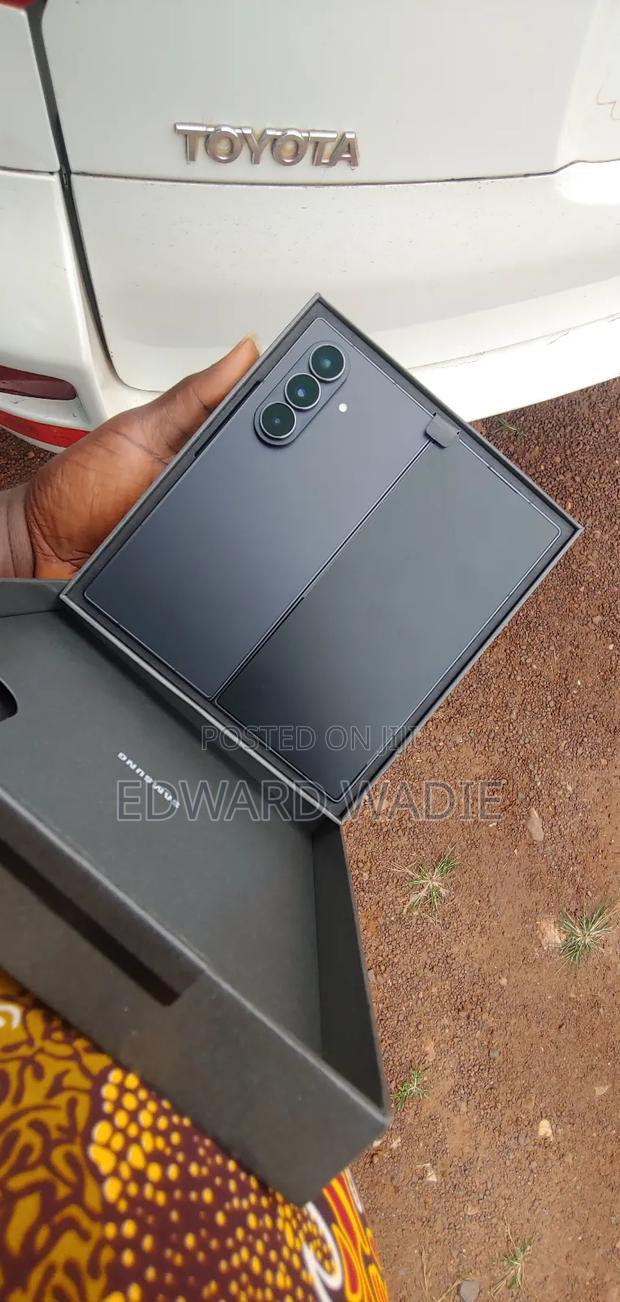 New Samsung Galaxy Z Fold7 256 GB Black · Photo 5
