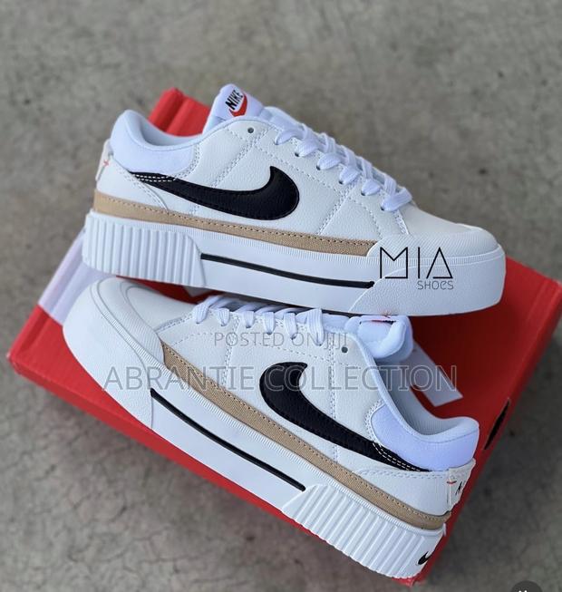Nike Court Legacy Lift Sneakers · Photo 1