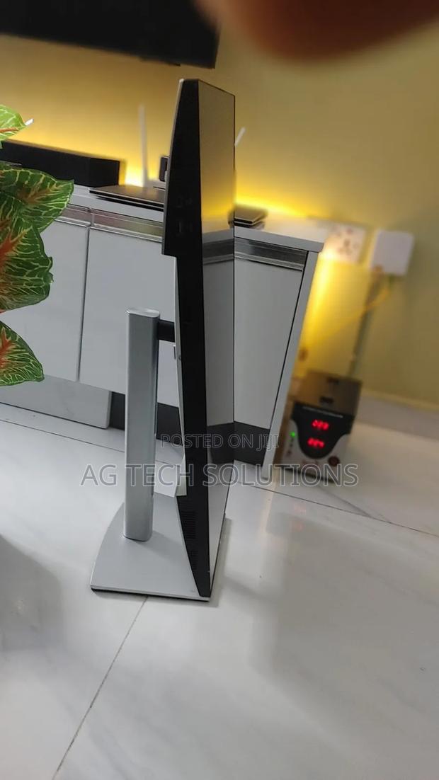 Dell Ultrasharp 27 Inches Edgeless Monitor · Photo 2