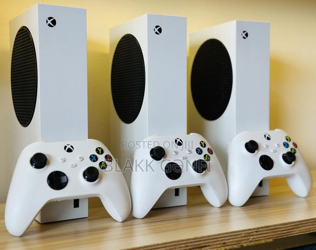 Xbox Series S Consoles + 1 Controller · Photo 3