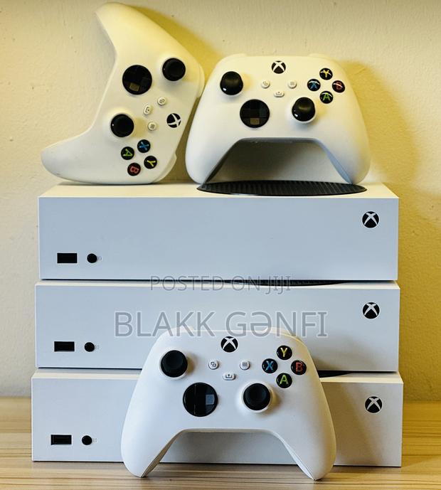 Xbox Series S Consoles + 1 Controller · Photo 1