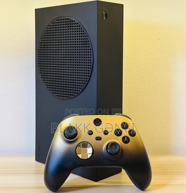 Xbox Series S 1tb + Shadow Gold Controller · Photo 1
