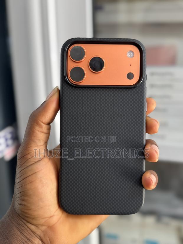 iPhone 17pro/17pro Max /18pro/18pro Max Carbon Fiber Protective Covers · Photo 2