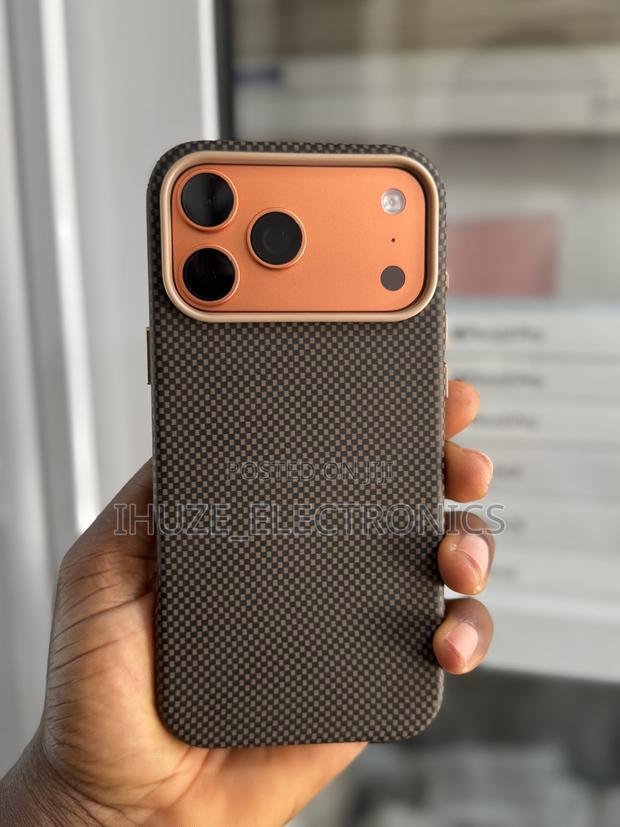 iPhone 17pro/17pro Max /18pro/18pro Max Carbon Fiber Protective Covers · Photo 4
