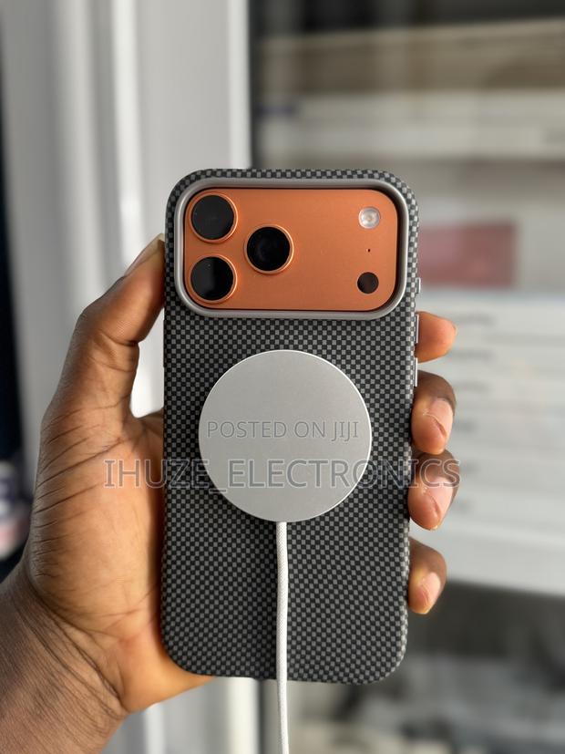 iPhone 17pro/17pro Max /18pro/18pro Max Carbon Fiber Protective Covers · Photo 5