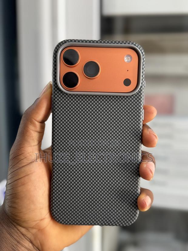 iPhone 17pro/17pro Max /18pro/18pro Max Carbon Fiber Protective Covers · Photo 3