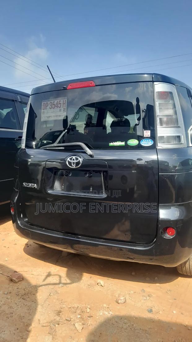 Toyota Sienta 2013 Black · Photo 2