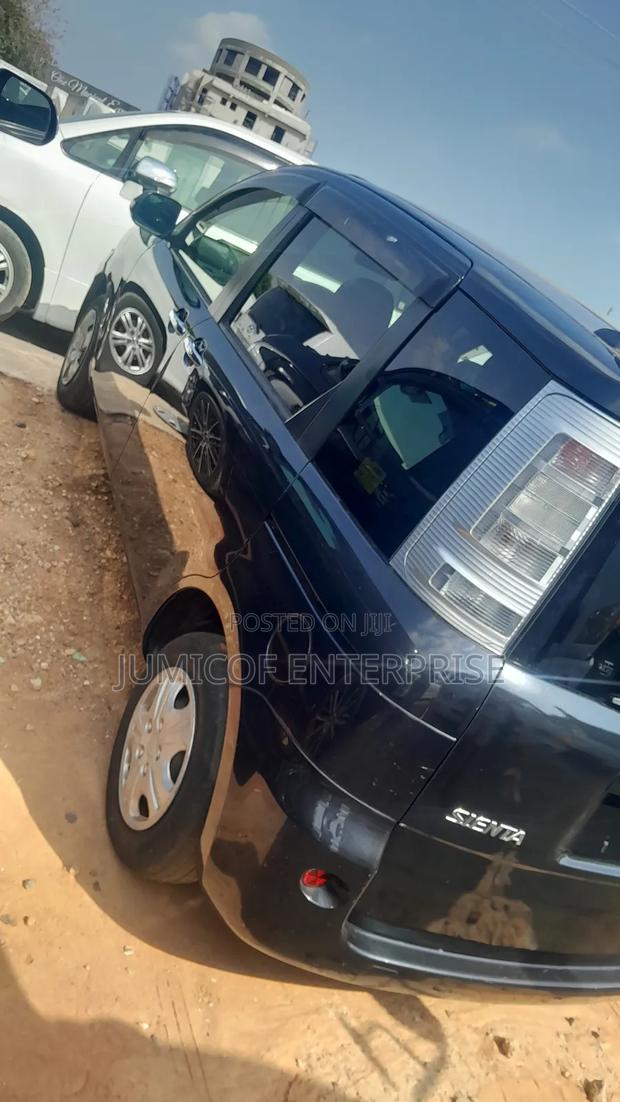 Toyota Sienta 2013 Black · Photo 3