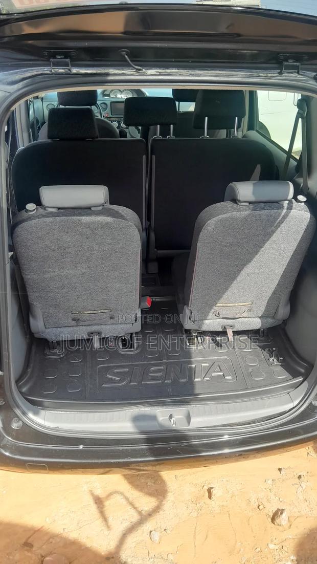 Toyota Sienta 2013 Black · Photo 5