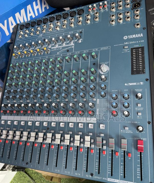 Mixer Console 16 - Channel Yamaha Mg Raw Mixer · Photo 1
