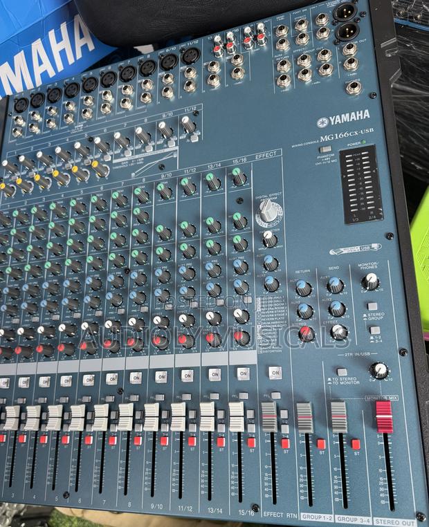 Mixer Console 16 - Channel Yamaha Mg Raw Mixer · Photo 2