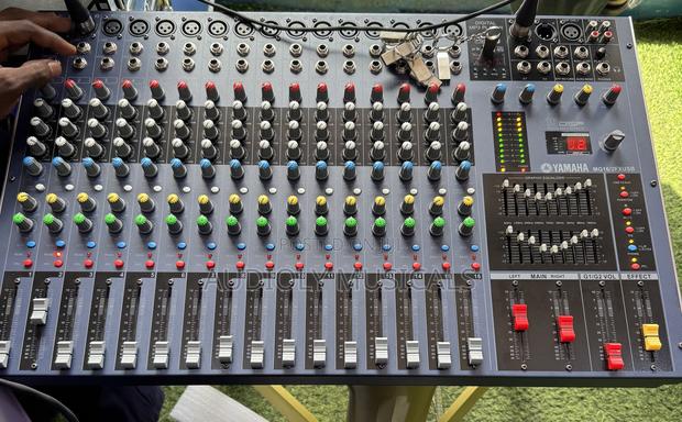 Straight 16-Channel Mg Mixer Console · Photo 3