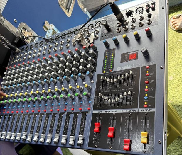 Straight 16-Channel Mg Mixer Console · Photo 2