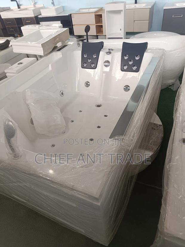 Massaging Jacuzzi With Bluetooth Sound System. Sq · Photo 2