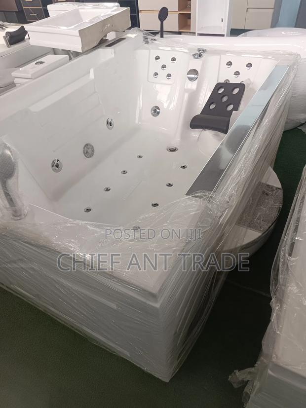 Massaging Jacuzzi With Bluetooth Sound System. Sq · Photo 3