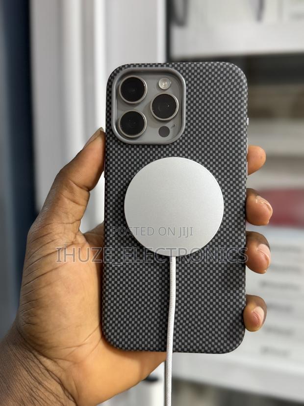 iPhone 15pro Max /16pro Max Carbon Fiber Protective Covers · Photo 8