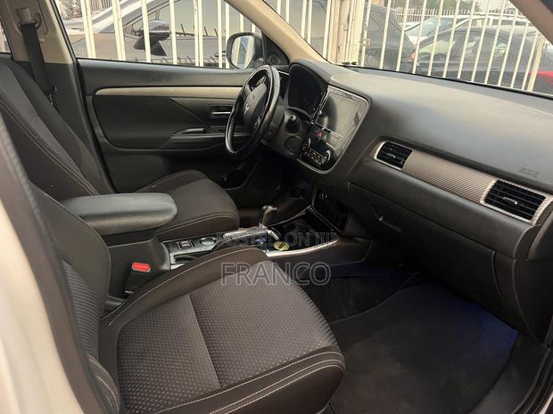 Mitsubishi Outlander SE FWD 2018 White · Photo 2