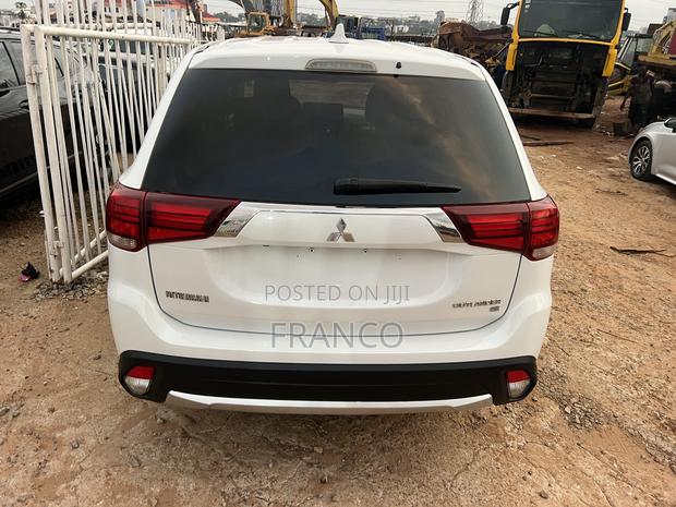 Mitsubishi Outlander SE FWD 2018 White · Photo 7