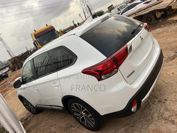 Mitsubishi Outlander SE FWD 2018 White · Photo 3