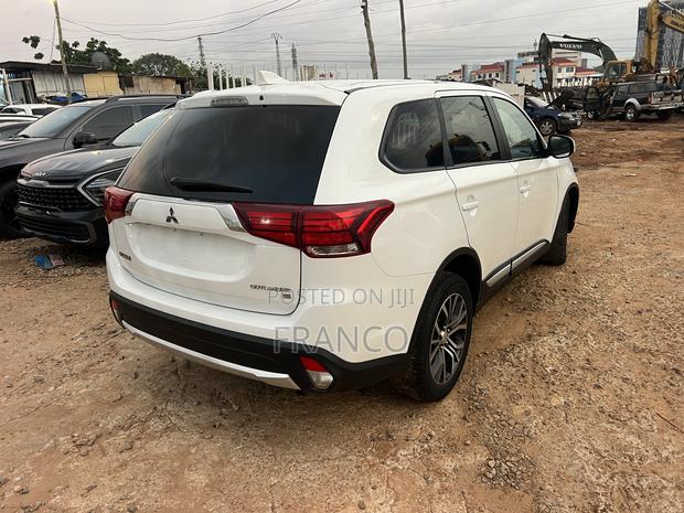 Mitsubishi Outlander SE FWD 2018 White · Photo 8