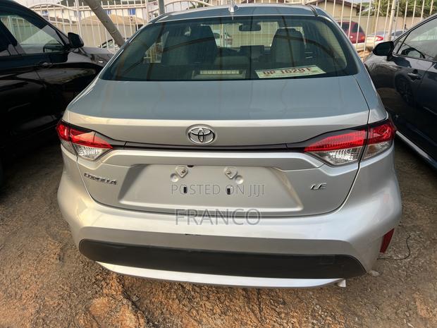 Toyota Corolla LE 2021 Silver · Photo 4