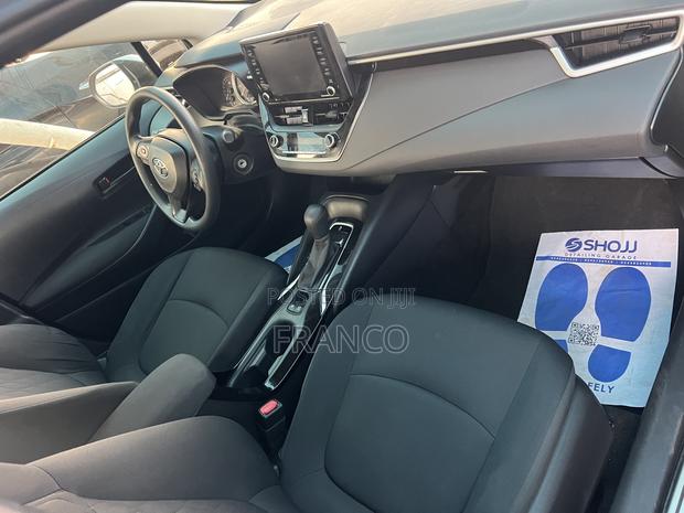 Toyota Corolla LE 2021 Silver · Photo 2