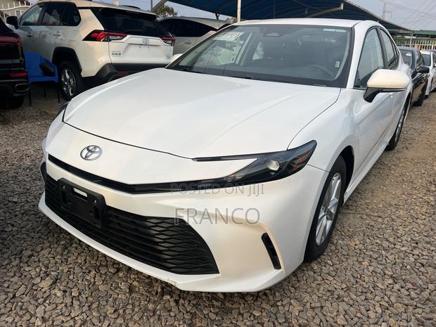 New Toyota Camry LE 2025 White · Photo 3