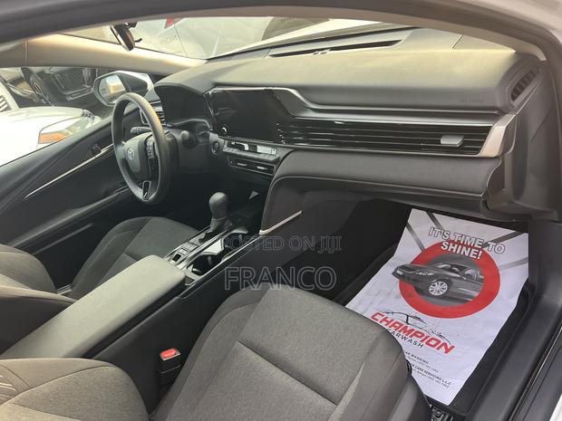 New Toyota Camry LE 2025 White · Photo 2