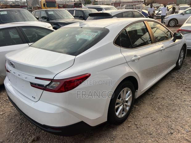 New Toyota Camry LE 2025 White · Photo 5