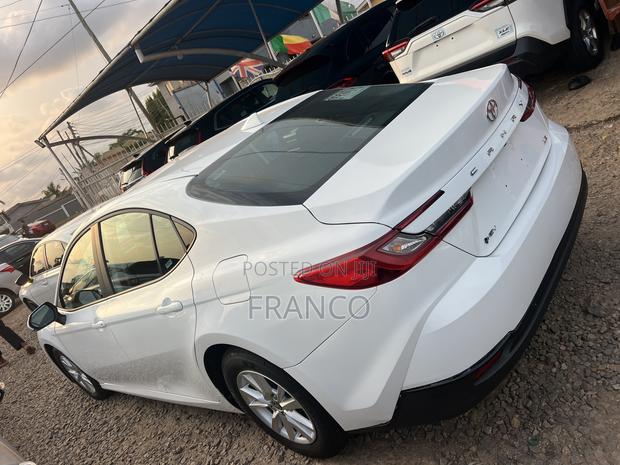 New Toyota Camry LE 2025 White · Photo 8