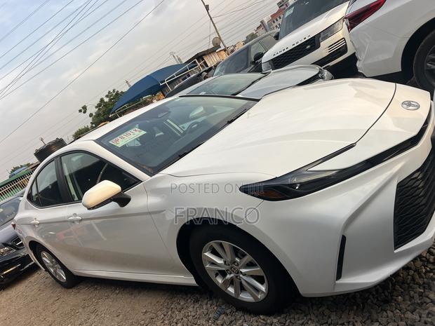 New Toyota Camry LE 2025 White · Photo 4
