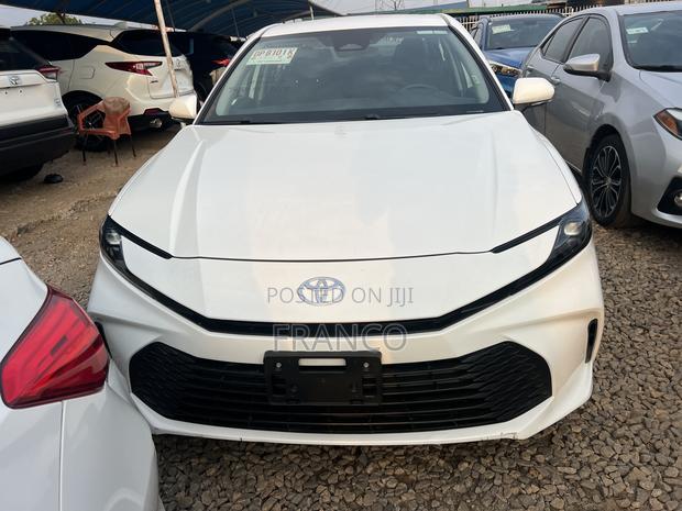New Toyota Camry LE 2025 White · Photo 1
